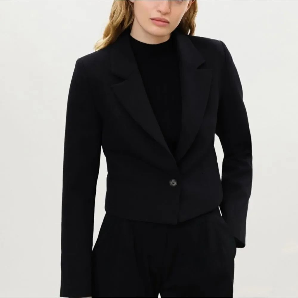 XXI CROPPED BLAZER A BUTTON FASTENING AND LONG SLEEVES WITH THING SHOULDER PADS